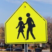 Des affiches annonçant une zone scolaire et une limite de vitesse de 40 km/h