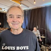 Edwin Prince porte un chandail du groupe musical «Les Louis Boys».