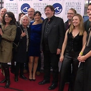 Photo de groupe sur un tapis rouge au Festival international du cinéma francophone en Acadie.
