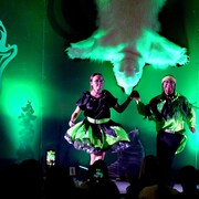 Des danseurs dans un décor très coloré.