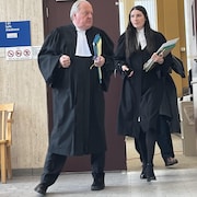 Des avocats sortant d'une salle de cour.