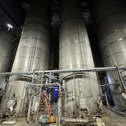 Quatre grands silos dans un hangar.