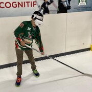 Un jeune de l'équipe de hockey Atanukan fait l'essai d'un casque de réalité virtuelle au nouveau Centre de développement PAC de Uashat. 