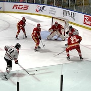 Des joueurs de hockey s'affrontent sur la glace.