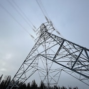 Un pylône d'une ligne électrique.