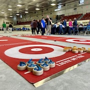 Des jeux de curling sur tapis dans un gymnase.