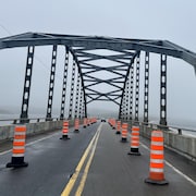 Des cônes orange sur le pont Touzel.