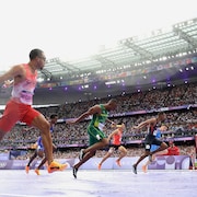 Des sprinteurs arrivent à la fin de leur course aux Jeux olympiques.  