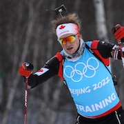 Plan rapproché de Jules Burnotte qui fait du biathlon.