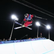 Le Canadien Brendan MacKay en compétition lors de la finale de ski acrobatique masculin en half-pipe aux Jeux olympiques d'hiver de 2026.