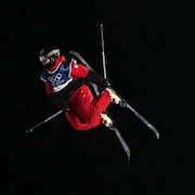 Brendan Mackay effectue une manœuvre avec ses skis.