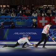 Le Suisse Yannick Schwaller (à gauche) participe à un match pour la médaille de bronze de curling masculin opposant la Norvège à la Suisse, aux Jeux olympiques d'hiver de 2026.