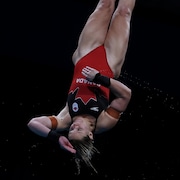 Celina Toth complète un saut à la plateforme de 10 m.