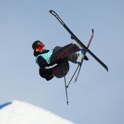 Evan McEachran réussi une figure dans les airs en ski acrobatique. 