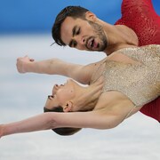Gabriella Papadakis et Guillaume Cizeron performent une figure.