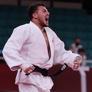 Le judoka célèbre sa victoire. 