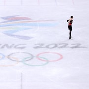 Kamila Valieva patine sur la glace olympique des Jeux de Pékin.