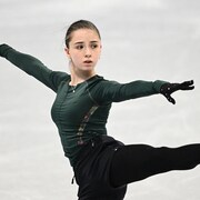 Une patineuse artistique en vert à l'entraînement 