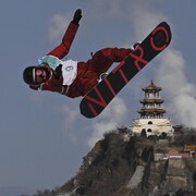 Laurie Blouin effectue une manoeuvre en plein saut.