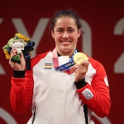 Maude Charron pose avec sa médaille d'or olympique.