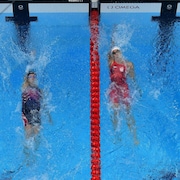 Trois nageuses en action terminent leur course pendant les Jeux olympiques de Tokyo. À droite : la Canadienne Kylie Masse.
