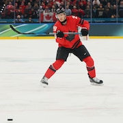 Il fait une passe pendant un match.