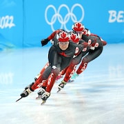Les patineuses canadiennes en plein virage sur la courte piste