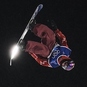 Il est dans les airs &agrave; l'horizontal.