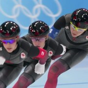 Ivanie Blondin, Valérie Maltais et Isabelle Weidemann patinent en file indienne. 