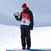 La skieuse canadienne Cassie Sharpe monte sur le podium après avoir remporté la médaille d'argent à Pékin.