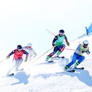 Brady Leman et trois autres skieurs en pleine descente. 