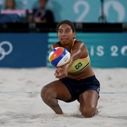 Ana Patricia Silva Ramos du Br&eacute;sil fait une manchette avec le ballon.