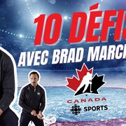 Brad Marchand, membre de l'&eacute;quipe olympique de hockey masculin du Canada, est en avant plan de ce visuel qui pr&eacute;sente la vid&eacute;o des 10 d&eacute;fis.