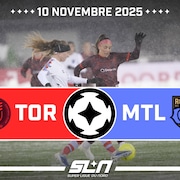 Un joueuse des Roses de Montr&eacute;al et une joueuse de l'AFC Toronto luttent pour le ballon.