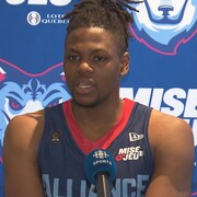 Le basketteur Alain Louis s'adresse aux médias durant une conférence de presse.