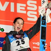 Elle brandit ses skis