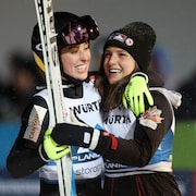 Alexandria Loutitt et Abigail Strate s'enlacent pour célébrer la victoire de la seconde en saut à ski.