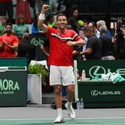 Alexis Galarneau célèbre sa victoire contre Alejandro Tabilo à la Coupe Davis, à Bologne, samedi.
