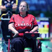 Alison Levine patiente entre deux lancers aux Jeux paralympiques de Rio