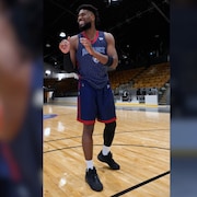 Quincy Guerrier attend un ballon de basketball.