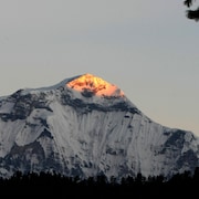 La montagne dont le pic est éclairé par le lever du soleil. 