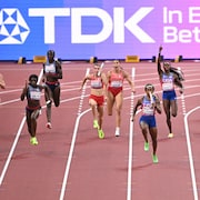 Des coureuses se donnent le relais pour les derniers 100 m de la course.