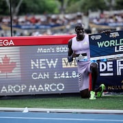 Marco Arop prend la pose devant le cadran sur lequel figure son record de saison.