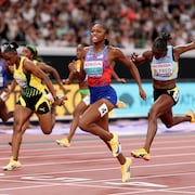 Melissa Jefferson-Wooden passe la ligne d'arrivée.