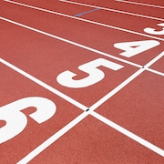 Les couloirs d'une piste d'athl&eacute;tisme