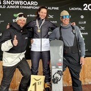 Aurélie Moisan, sa médaille au cou, pose pour la photo avec deux entraîneurs. 