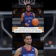 Deux joueurs regardent la cam&eacute;ra.