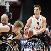 Colin Higgins s'appr&ecirc;te &agrave; lancer le ballon au panier.
