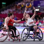 Rosie Long lance le ballon.