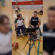 K&eacute;ven Breton et Jonathan Vermette discutent sur le court en jouant au jeu.